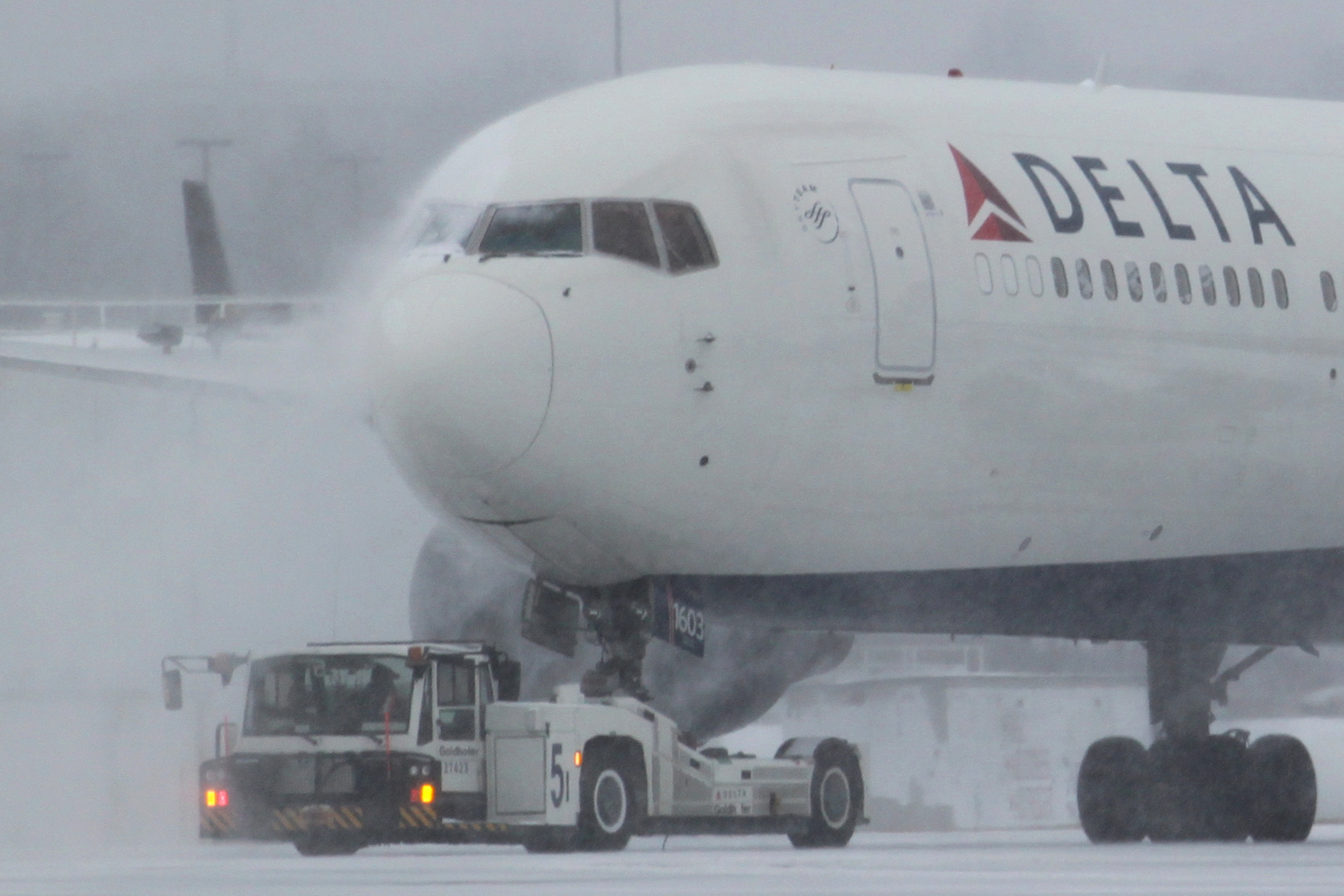 Major US snow storm triggers 12,000 flight cancellations